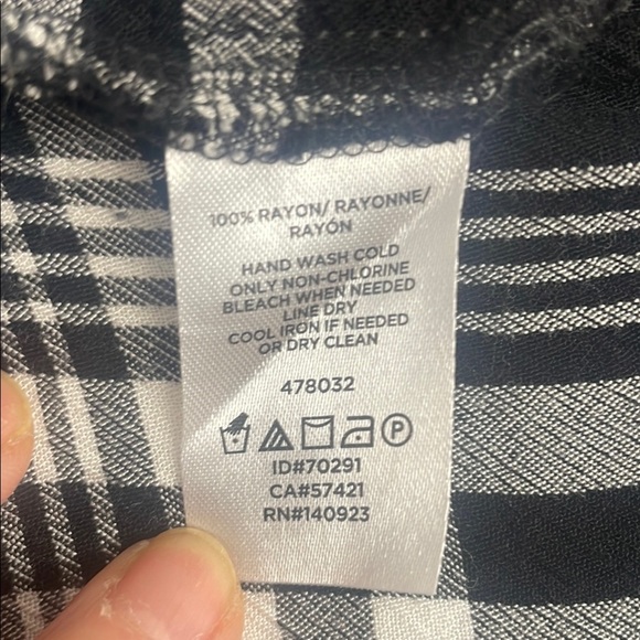 LOFT Black & White Plaid Button Down Shirt Pleating Details Long Sleeves Size S - Picture 8 of 8